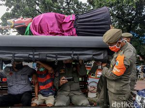 35 Ondel-ondel hingga Manusia Silver Terjaring Razia Dibawa ke GOR Ciracas