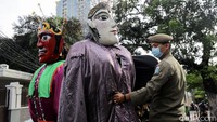 Dia kembali menegaskan orang-orang yang menggunakan ondel-ondel untuk mengamen kesannya seperti mengemis
