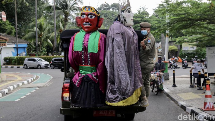 Dilarang untuk Ngamen, Satpol PP DKI Razia Ondel-ondel di Jakarta Pemprov DKI Jakarta melarang ondel-ondel digunakan untuk mengamen. Razia pun dilakukan di kawasan Ibu Kota guna melarang ondel-ondel digunakan untuk mengemis.