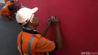 Petugas tampak tengah membuat sketsa.