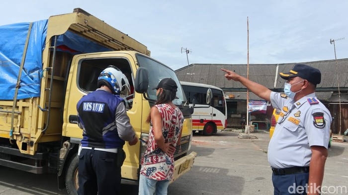 Dishub Kabupaten Tangerang lakukan penertiban truk-truk bandel di Balaraja, 24 Maret 2021. (Nisrina Khairunnisa/detikcom)