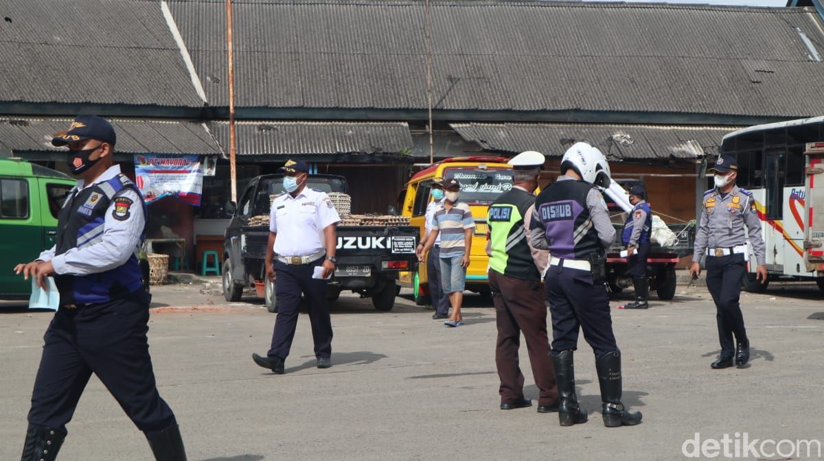 Dishub Kabupaten Tangerang lakukan penertiban truk-truk bandel di Balaraja, 24 Maret 2021. (Nisrina Khairunnisa/detikcom)