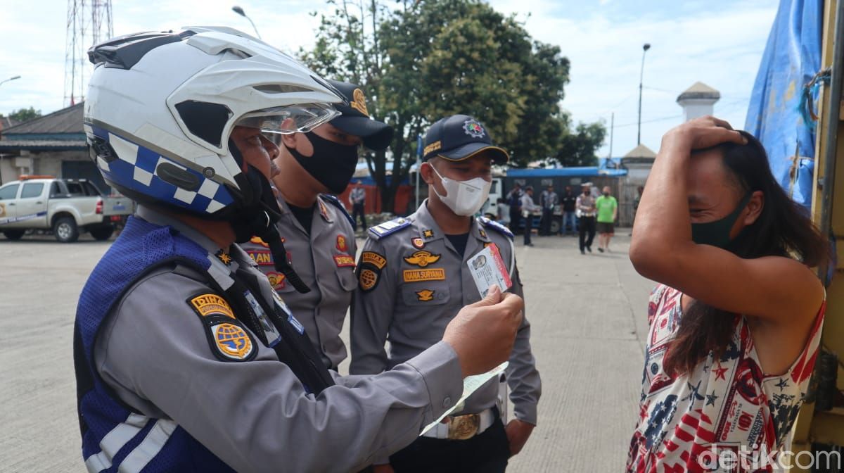 Dishub Kabupaten Tangerang lakukan penertiban truk-truk bandel di Balaraja, 24 Maret 2021. (Nisrina Khairunnisa/detikcom)