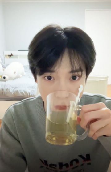 Alasan doyoung nct minum teh untuk kesehatan.