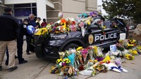 Bahkan mobil polisi yang digunakan Talley dipenuhi karangan bunga untuk menghormati kepergian sang polisi. AP Photo/David Zalubowski