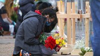 Tewasnya 10 orang termasuk petugas kepolisian dan ayah dari tujuh anak, membuat warga Colorado berduka. AP Photo/David Zalubowski