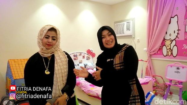 Fitria (kanan) dan Rama Rasa (kiri). Kisah wanita Madura yang menikah dengan bule Arab.