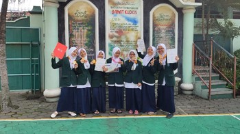Sebelumnya, Game of Hajj meraih 2 medali perak dalam LKTI Khayyam International and Innovation Festival di Iran dan Indonesia International Applied Science Project Olympiad pada November 2020 (Dok. MTs NU Banat Kudus)