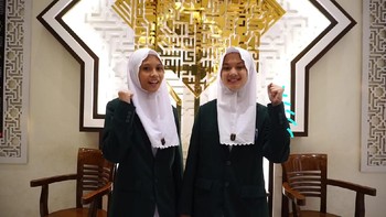 Dua siswi MTs NU Banat Kudus yakni Syatta Imityaaz Thuvaila dan Dea Maulina Zukhrufa membuat Game of Hajj, sebuah game edukatif bertema haji. (Dok. MTs NU Banat Kudus)