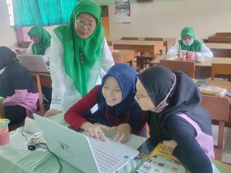 Game of Hajj, game bertema ibadah haji Buatan Siswa MTs NU Banat di Kudus menang medali emas ajang ASEAN Innovative science Environmental, Entrepreneur Fair (ASEEF) tahun 2021.