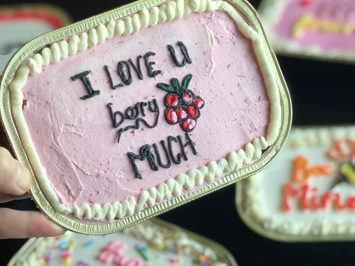 Gemas! Lunch Box Cake Ini Diberi Tulisan Pesan-pesan Manis Gemas! Lunch Box Cake Ini Diberi Tulisan Pesan-pesan Manis