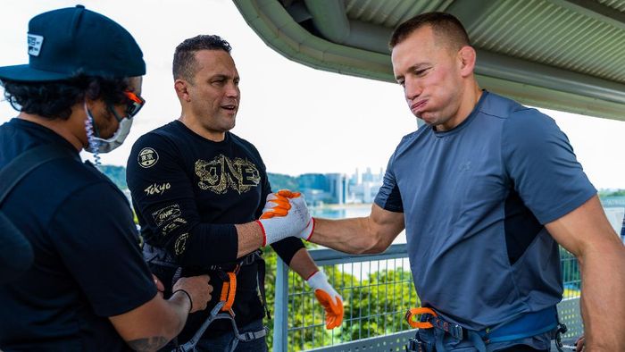Georges St-Pierre dan Renzo Gracie Georges St-Pierre (kanan) dan Renzo Gracie jadi bintang tamu di episode kedua The ApprenticeL ONE Championship