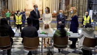 Diketahui, kunjungan Duke & Duchess of Cambridge ke Gereja Westminster Abbey bertepatan dengan Hari Refleksi Nasional Inggris serta menandai satu tahun pemerintah Inggris menerapkan aturan lockdown atau pembatasan aktivitas imbas pandemi COVID-19. Aaron Chown/Pool Photo via AP.