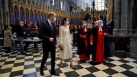 Gereja Westminster Abbey pun diketahui dialihfungsi menjadi pusat vaksinasi COVID-19 di kawasan Inggris. Gereja yang memiliki nama asli Collegiate Church St. Peter itu dibuka menjadi pusat vaksinasi virus Corona sejak awal bulan Maret 2021 ini. Aaron Chown/Pool Photo via AP.