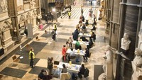 Sejak dibuka menjadi pusat vaksinasi COVID-19, Gereja Westminster Abbey terus didatangi warga yang hendak menerima vaksin. Stefan Rousseau/PA via AP.