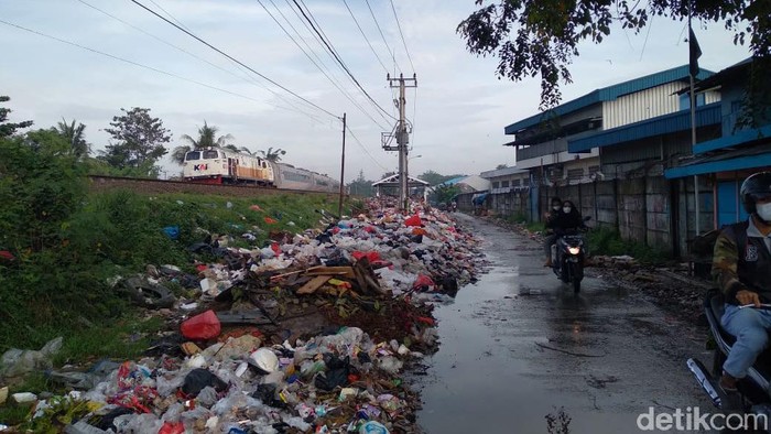 Gunungan sampah di kampung babakan karawang