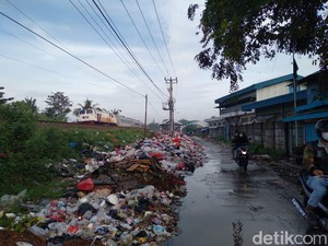 Hamparan Sampah di Waduk Jatigede dan Karawang Barat Bikin Geleng Kepala