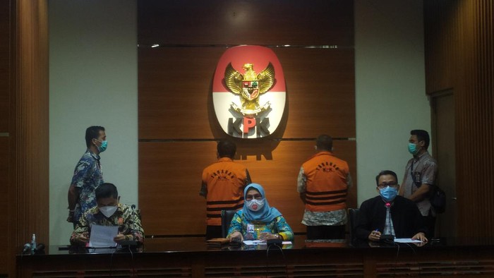 KPK menahan tersangka kasus penerimaan gratifikasi terkait penerbitan HGU, Gusmin Tuarita dan Siswidodo, Rabu (24/3/2021).