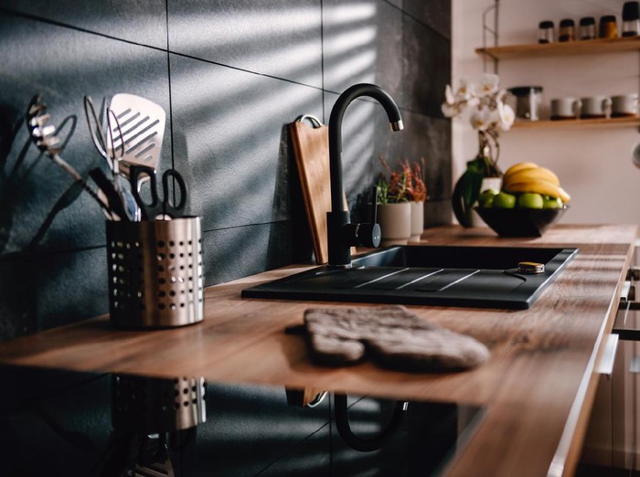 Modern kitchen with black sink and fronts