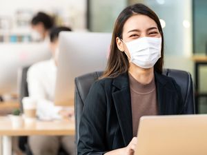 Studi: Masker Wajah Bikin Orang Terlihat Lebih Menarik