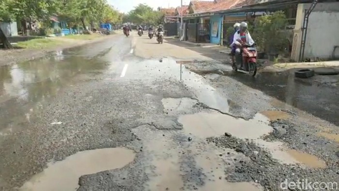 Jalan rusak di Brebes, Rabu (24/3/2021).
