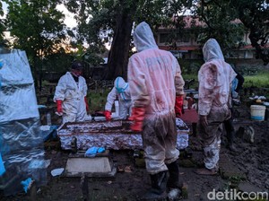 2 Jenazah Pasien COVID-19 di Ponorogo Sempat Tertukar, Makam Dibongkar