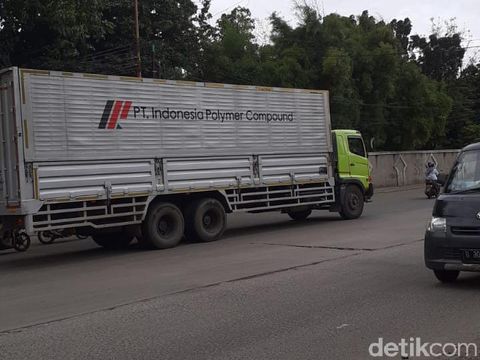 Jl Raya Legok-Karawaci, Kabupaten Tangerang, truk-truk besar melintas di siang hari, 24 Maret 2021. (Nisrina Khairunnisa/detikcom)