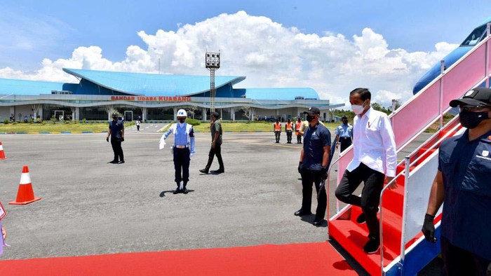 Presiden Jokowi meresmikan Terminal Bandara Kuabang Kao, Halmahera Utara, Maluku Utara, Rabu (24/3). Jokowi minta frekuensi penerbangan ditingkatkan.