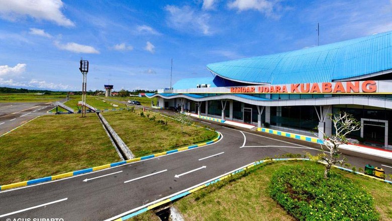 Jokowi Resmikan Terminal Bandara Kuabang Kao Presiden Jokowi meresmikan Terminal Bandara Kuabang Kao, Halmahera Utara, Maluku Utara, Rabu (24/3). Jokowi minta frekuensi penerbangan ditingkatkan.
