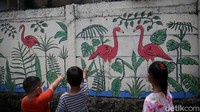 Ada beragam hewan yang digambar di mural tersebut, salah satunya burung bangau.