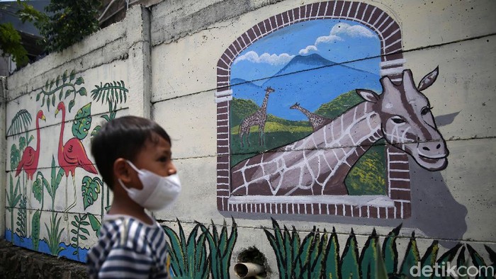 Kala Mural Bertema Hewan Jadi Sarana Edukasi Anak-anak di Bekasi Mural bertema hewan hiasi dinding jalan di kawasan Bekasi. Tak hanya mempercantik kawasan, mural itu juga jadi sarana edukasi bagi anak-anak. Berikut potretnya.