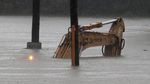 Kasihan! Mobil-mobil Ini Terkepung Banjir