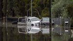 Kasihan! Mobil-mobil Ini Terkepung Banjir