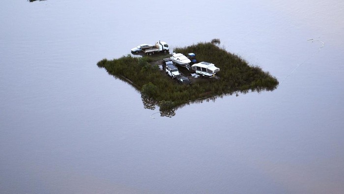 Kasihan! Mobil-mobil Ini Terkepung Banjir Equipment lies partly submerged at a property in Londonderry on the outskirts of Sydney, Australia, Tuesday, March 23, 2021. Hundreds of people have been rescued from floodwaters that have isolated dozens of towns in Australia's most populous state of New South Wales and forced thousands to evacuate their homes as record rain continues to inundate the countries east coast. (AP Photo/Mark Baker)