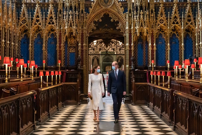 Kate Middleton dan Pangeran William LONDON, ENGLAND - MARCH 23: Prince William, Duke of Cambridge and Catherine, Duchess of Cambridge speak with staff during a visit to the Covid-19 vaccination centre at Westminster Abbey on March 23, 2021 in London, England. (Photo by Aaron Chown - WPA Pool/Getty Images)