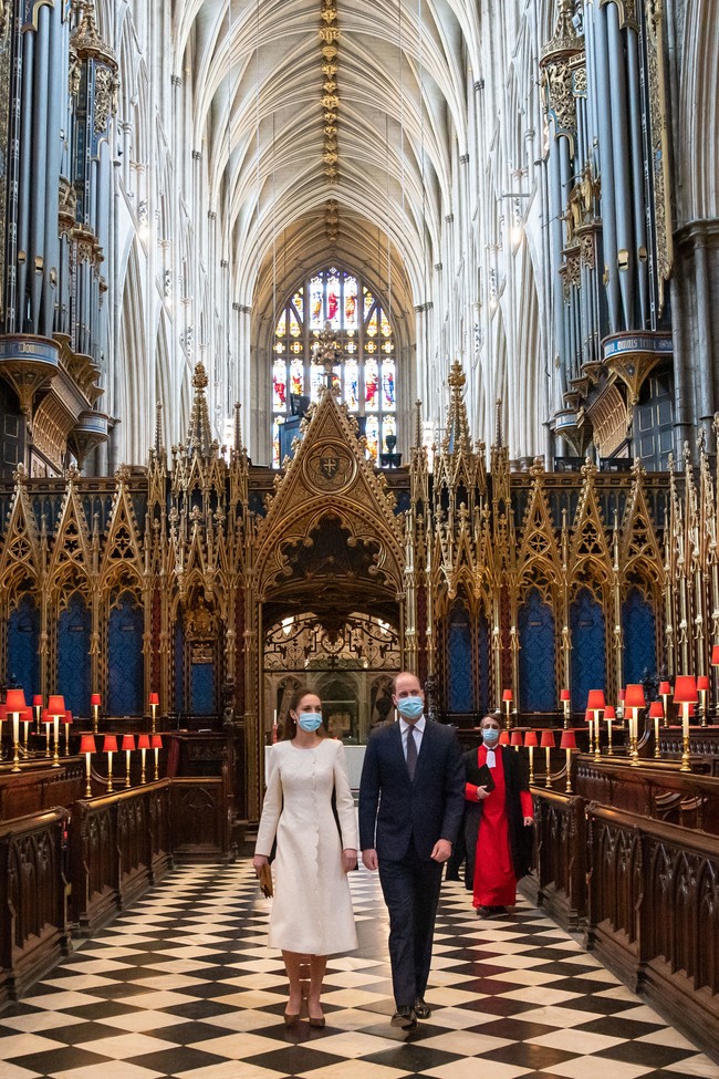 Pangeran William dan Kate Middleton mengunjungi pusat vaksinasi di Westminster Abbey, London, Inggris, Selasa (23/3/2021). Di gereja bersejarah tersebut, sejoli ini mengikrarkan janji pernikahan 10 tahun lalu. (Foto: Aaron Chown - WPA Pool/Getty Images)