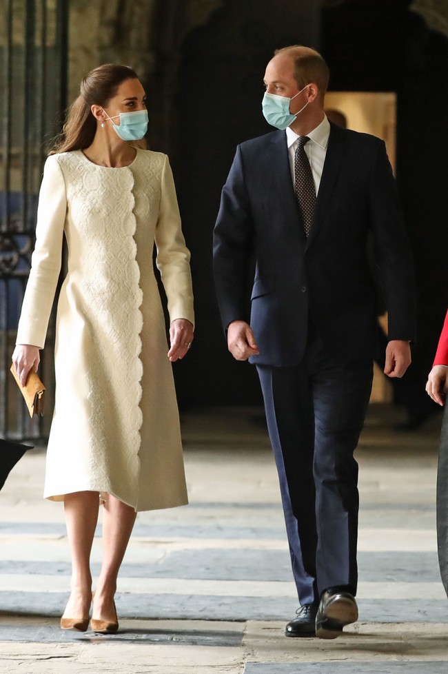 Seakan mengulang momen spesial tersebut, Kate Middleton tampil bak pengantin dalam balutan busana berwarna putih. Sebuah terusan panjang bersiluet coat dengan keliman kancing berbentuk kerang menjadi andalan ibu tiga anak ini. (Foto: Aaron Chown - WPA Pool/Getty Images)
