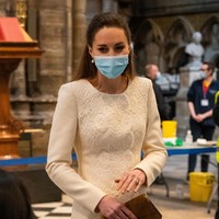 Busana tersebut merupakan koleksi Catherine Walker, salah satu perancang favorit sang Duchess of Cambridge. Sepasang anting mutiara yang menghiasi telinganya ikut menyumbangkan kesan elegan. (Foto: Aaron Chown - WPA Pool/Getty Images)