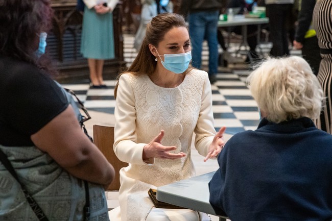 Dalam kunjungan itu, Kate Middleton sempat berbincang dengan tenaga medis yang bertugas dan menyapa warga yang tengah disuntik vaksin COVID-19. (Foto: Aaron Chown - WPA Pool/Getty Images)
