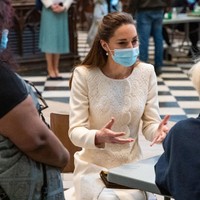 Dalam kunjungan itu, Kate Middleton sempat berbincang dengan tenaga medis yang bertugas dan menyapa warga yang tengah disuntik vaksin COVID-19. (Foto: Aaron Chown - WPA Pool/Getty Images)