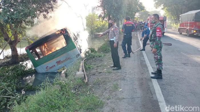 Sebuah bus antarkota terperosok masuk parit di jalan nasional Lamongan. Setelah itu, bus tersebut terbakar.