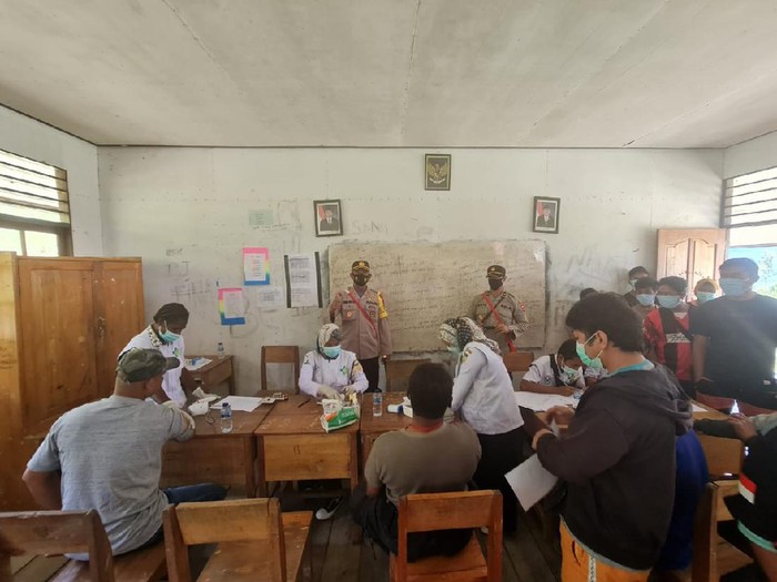 Kegiatan vaksinasi COVID-19 di Distrik Sugapa, Kabupaten Intan Jaya, Papua