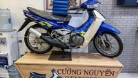 Motor ini hadir dengan tangki berkapasitas 5,2 liter. Soal tenaga, motor kembaran Satria ini mampu menghasilkan tenaga puncak 14,5 dk pada 7,500 rpm. Foto: Motosaigon