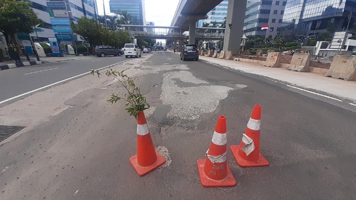 Kerucut lalu lintas dipasang di Jl HR Rasuna Said yang rusak, Rabu (24/3/2021).