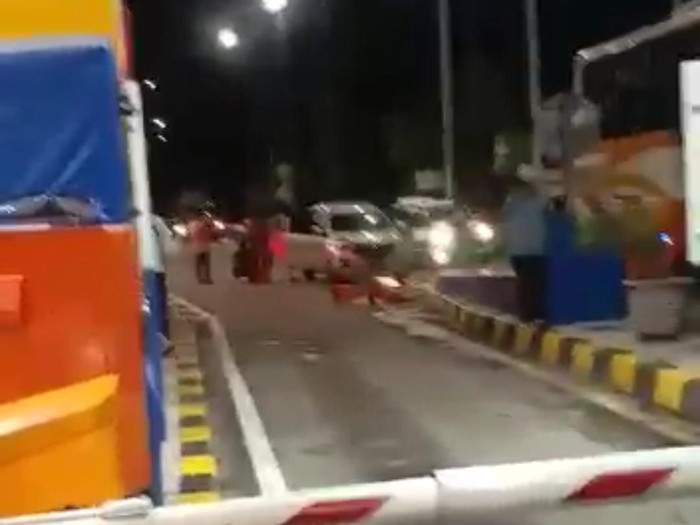 Tim gabungan menangkap komplotan pencuri pikap di exit Tol Leces, Kabupaten Probolinggo. Upaya penangkapan itu diwarnai suara tembakan.
