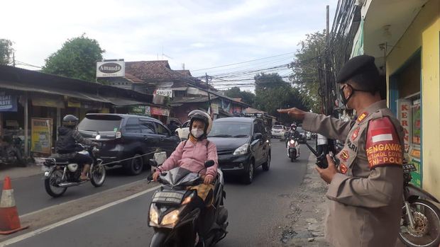 Kondisi lalu lintas Jl Moh Kahfi I, Jagakarsa, Jakarta Selatan, Rabu sore, (24/3/2021).