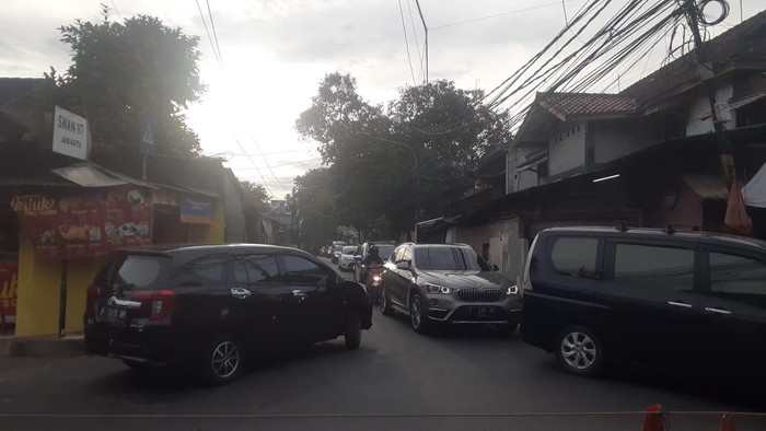 Kondisi lalu lintas Jl Moh Kahfi I, Jagakarsa, Jakarta Selatan, Rabu sore, (24/3/2021).
