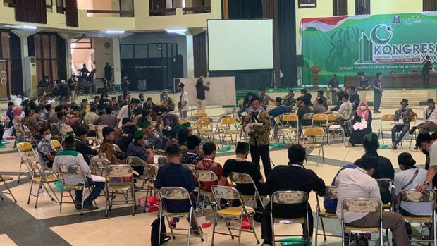 Kongres XXXI Himpunan Mahasiswa Islam (HMI) yang sempat ricuh di Surabaya Kongres XXXI Himpunan Mahasiswa Islam (HMI) yang sempat ricuh di Surabaya