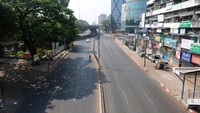 Seperti dilansir Reuters, Rabu (24/3/2021) para pengunjuk rasa pro-demokrasi juga mengadakan aksi nyala lilin pada malam hari di distrik Yangon dan di Thahton, Negara Bagian Mon. Aksi itu dilakukan setelah staf yang berada di upacara pemakaman Mandalay mengatakan kepada Reuters pada hari Selasa (23/3), seorang anak perempuan berusia tujuh tahun meninggal karena luka tembak. Anak itu menjadi korban termuda sejauh ini dalam tindakan kekerasan yang dilakukan pasukan keamanan sejak kudeta militer 1 Februari lalu.