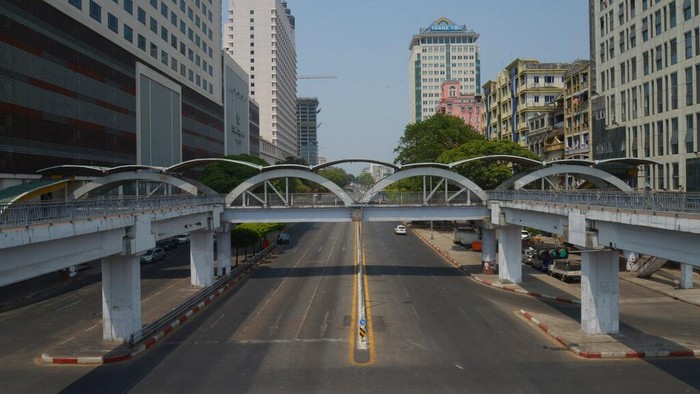 Para aktivis di Myanmar melakukan 'serangan diam' usai bocah 7 tahun tewas ditembak pasukan keamanan. Akibat 'serangan diam' itu Kota Yangon sepi dari aktivitas